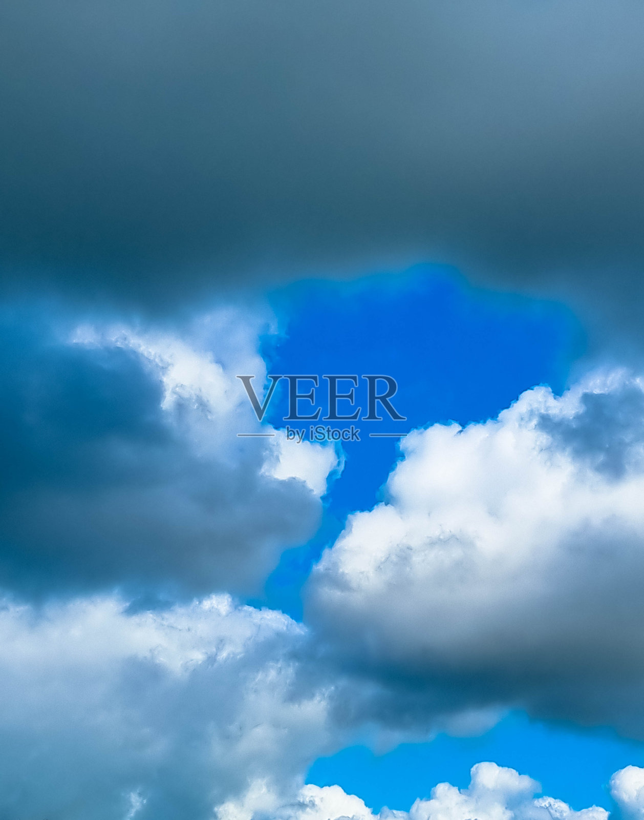 多云的天空的全帧镜头。雨季的天然乌云。神秘的天空气氛，背景。照片摄影图片