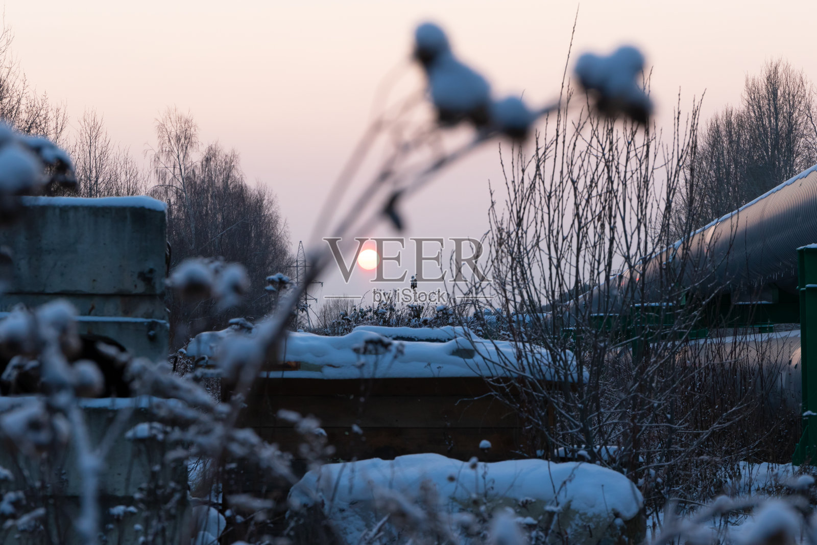 在寒冷的冬夜，将集中供热管道置于地面上方的保护性金属保温套内照片摄影图片