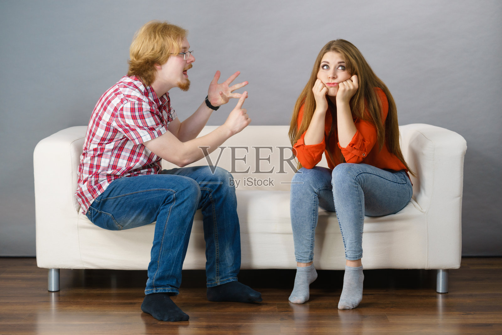 无聊的女人和愤怒的男人照片摄影图片