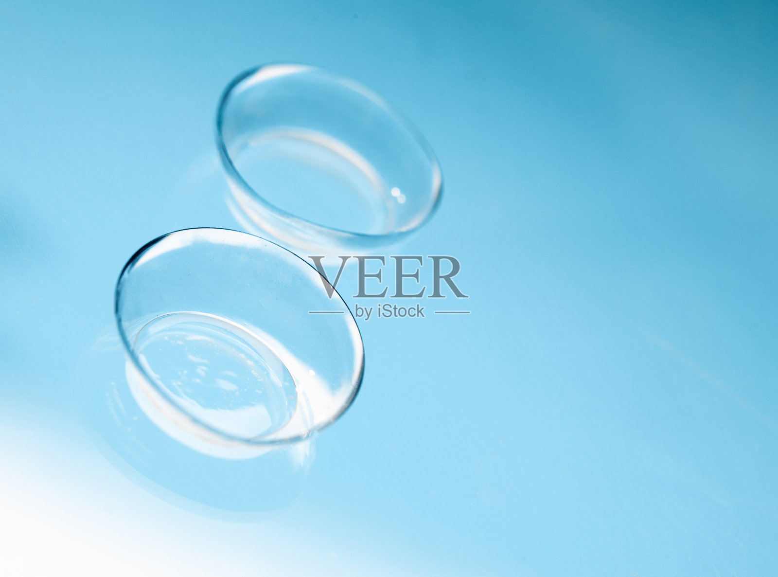 隐形眼镜在蓝色背景近景照片摄影图片