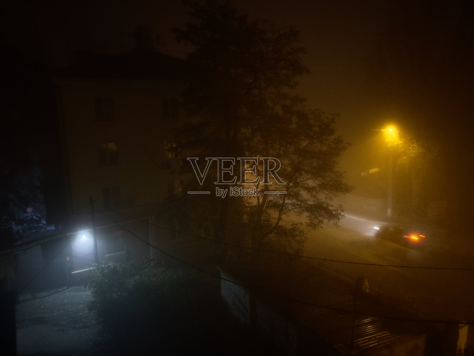 夜晚城市里有雾照片摄影图片