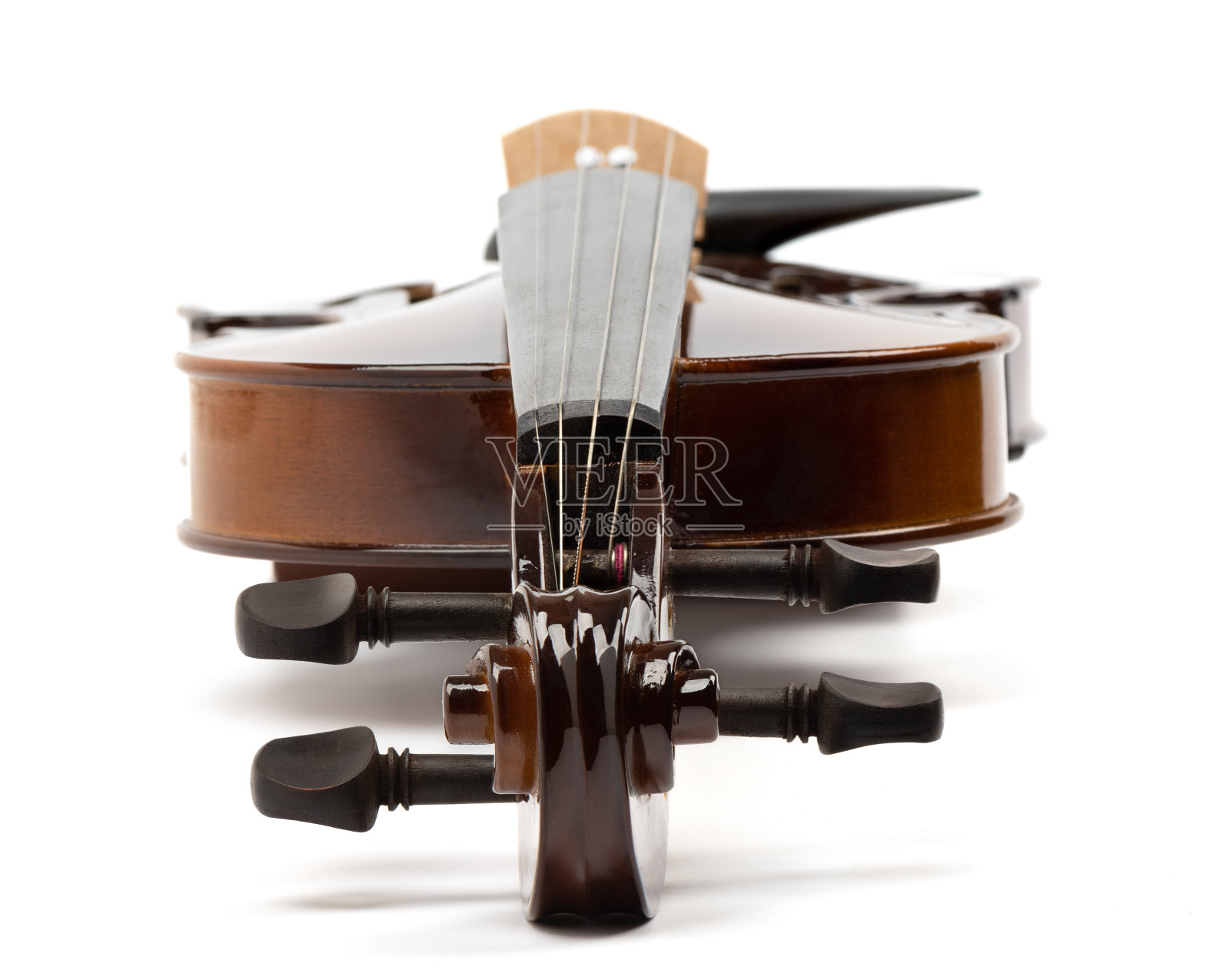 小提琴卷曲和钉子特写。白色背景上的小提琴。照片摄影图片