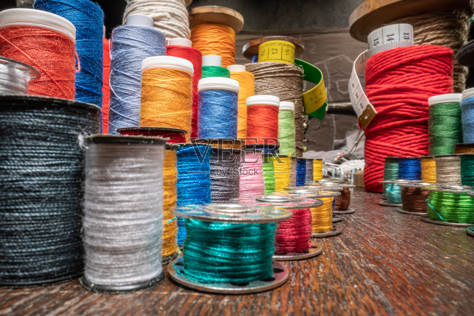 小型裁缝车间缝制传统的个人服装。照片摄影图片