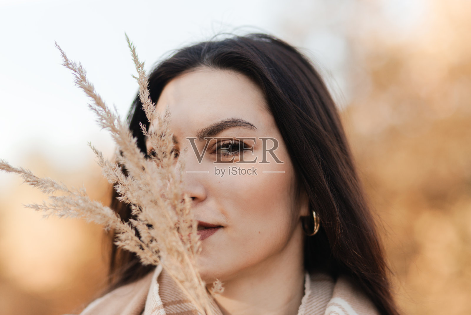 公园里一个秋天里的年轻女子的肖像照片摄影图片