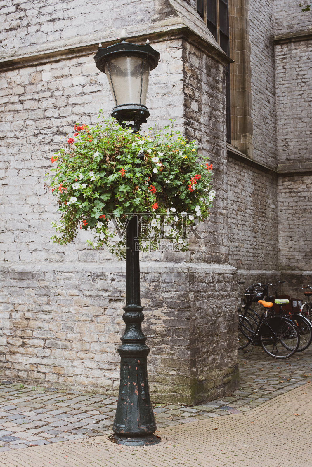旧街灯和花盆照片摄影图片
