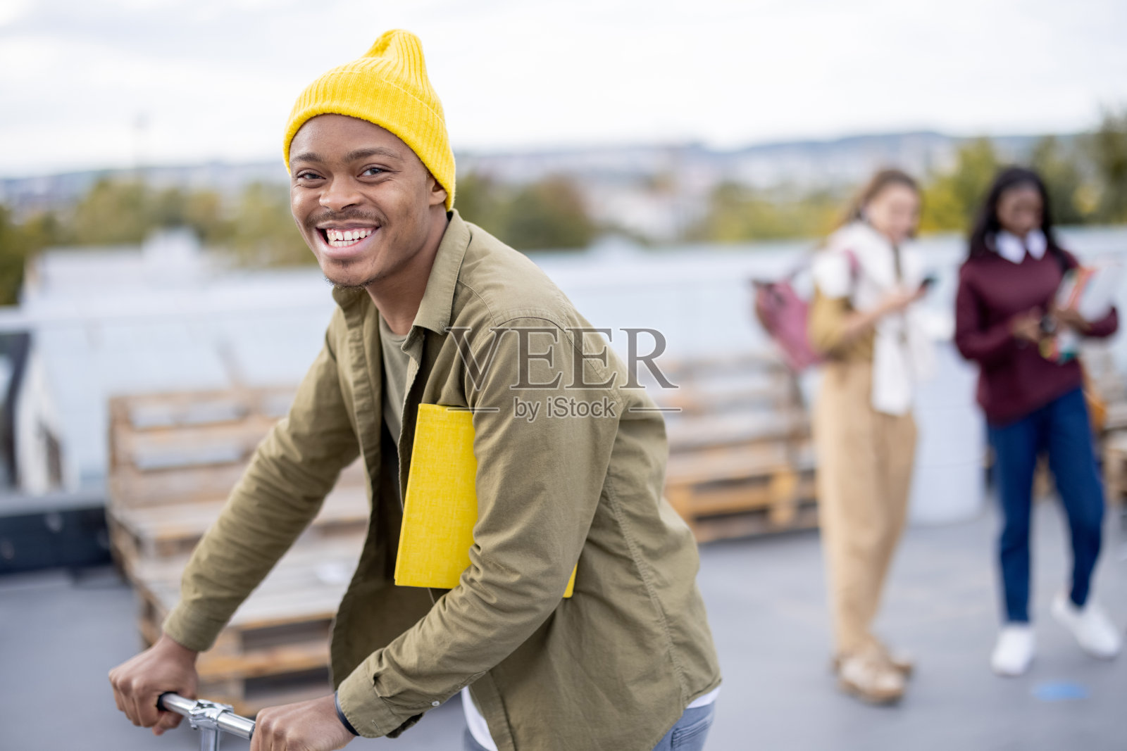 骑电动滑板车的学生背景照片摄影图片