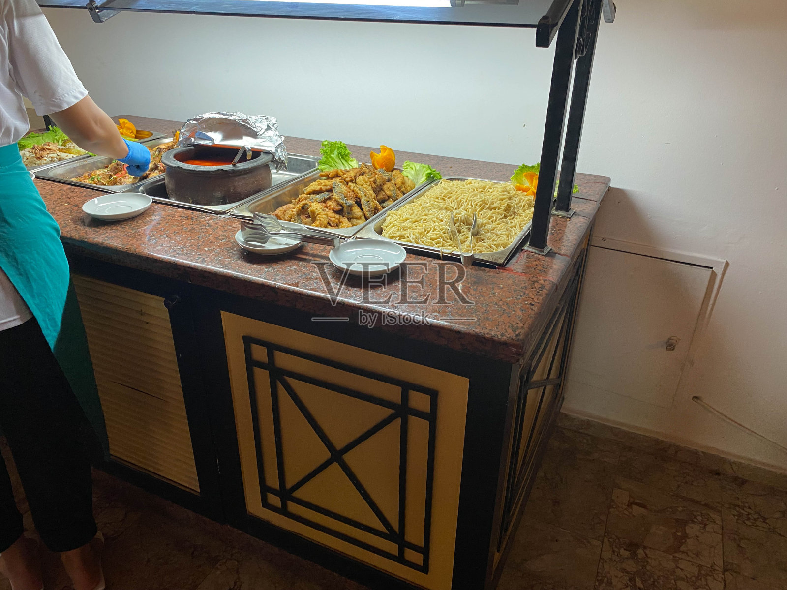 蒙面厨师搅拌蔬菜炖菜，全包餐厅照片摄影图片