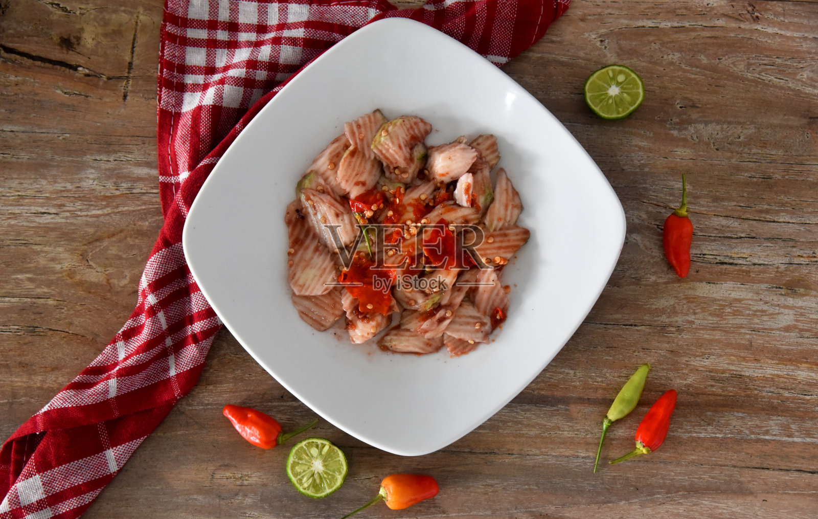 印度尼西亚水果沙拉的名字“Rujak Buah”，放在棕色的木桌上照片摄影图片