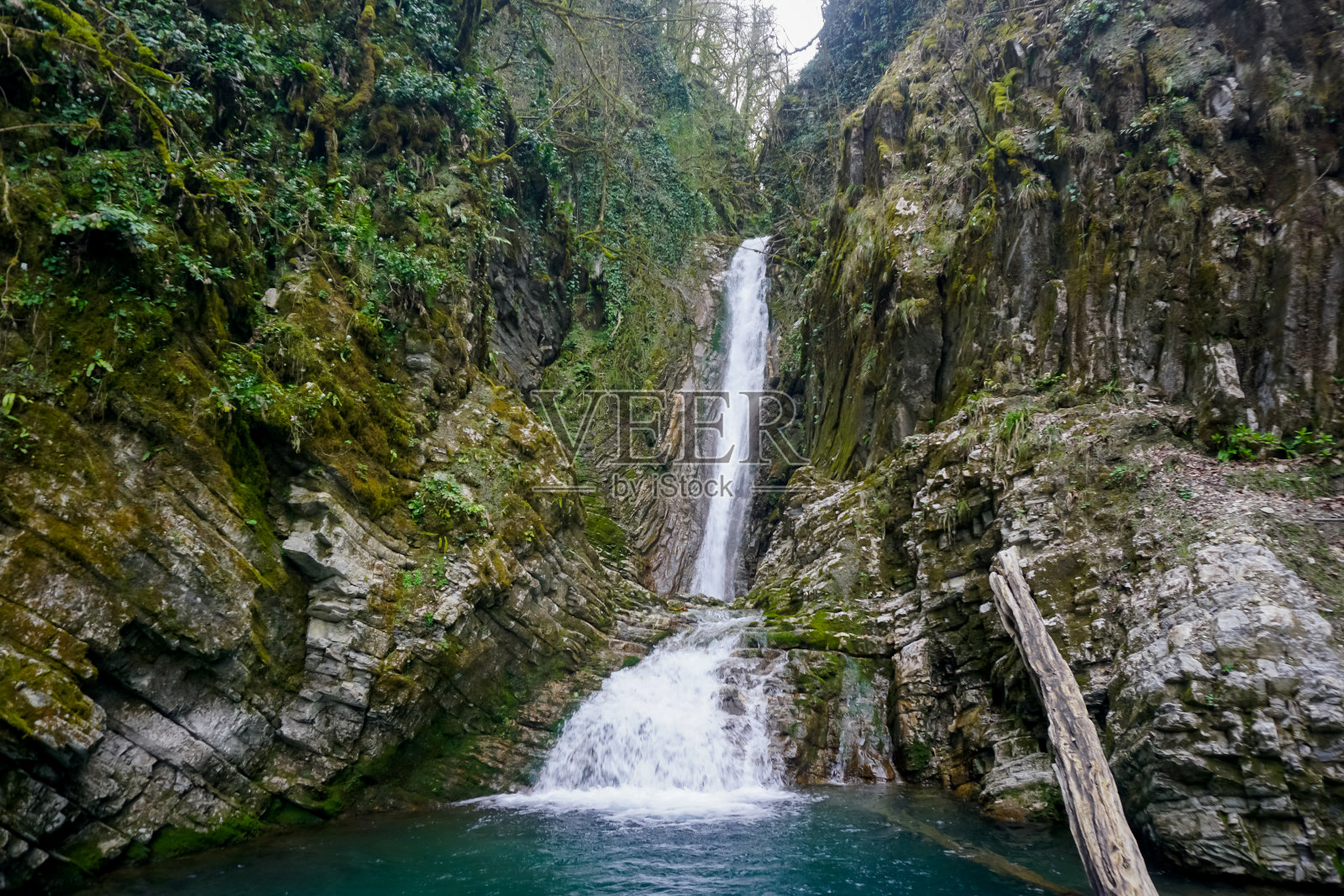 克拉斯诺达尔地区丛林中的一处风景如画的瀑布照片摄影图片