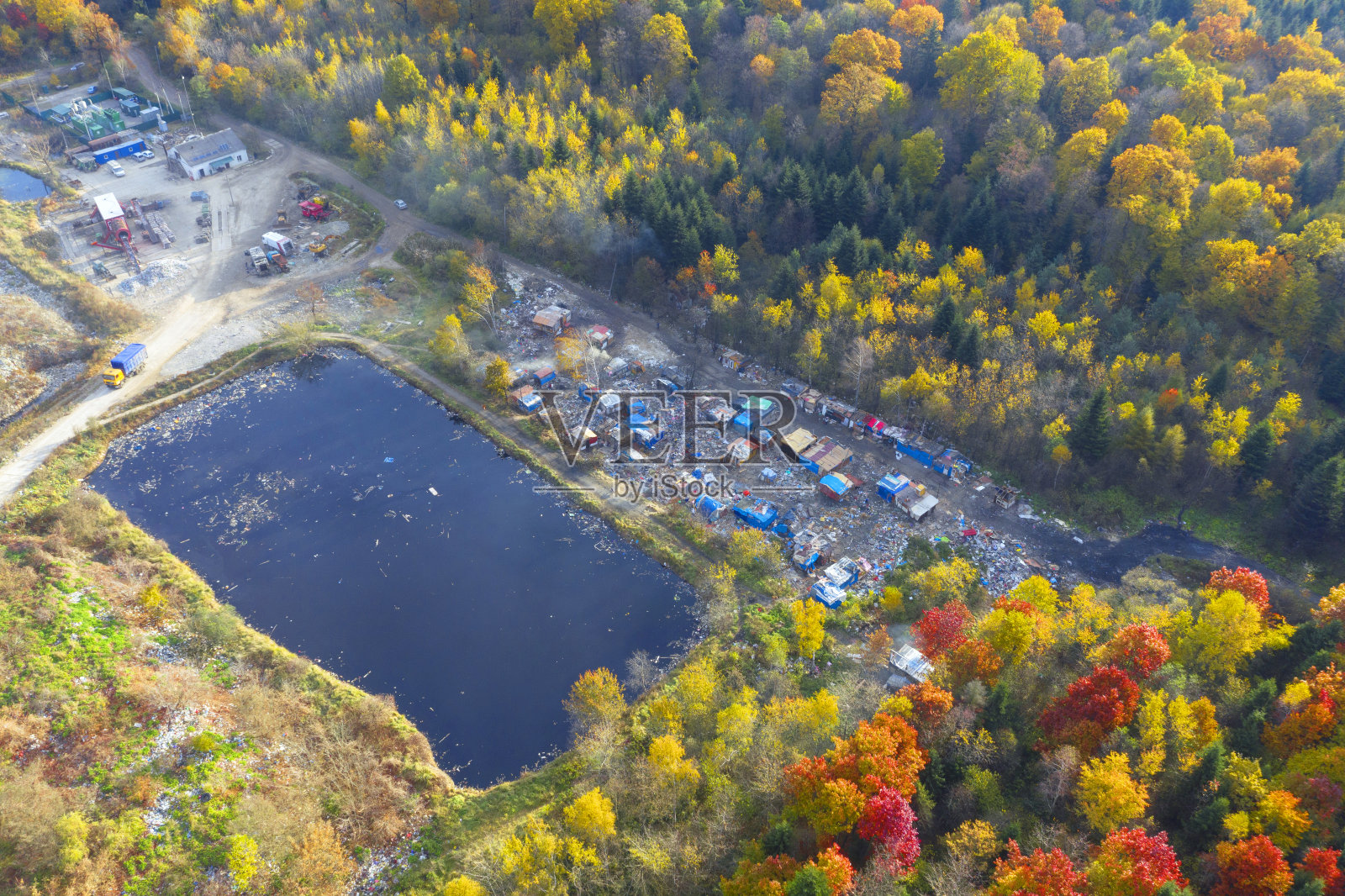 垃圾工厂和吉普赛小屋。照片摄影图片
