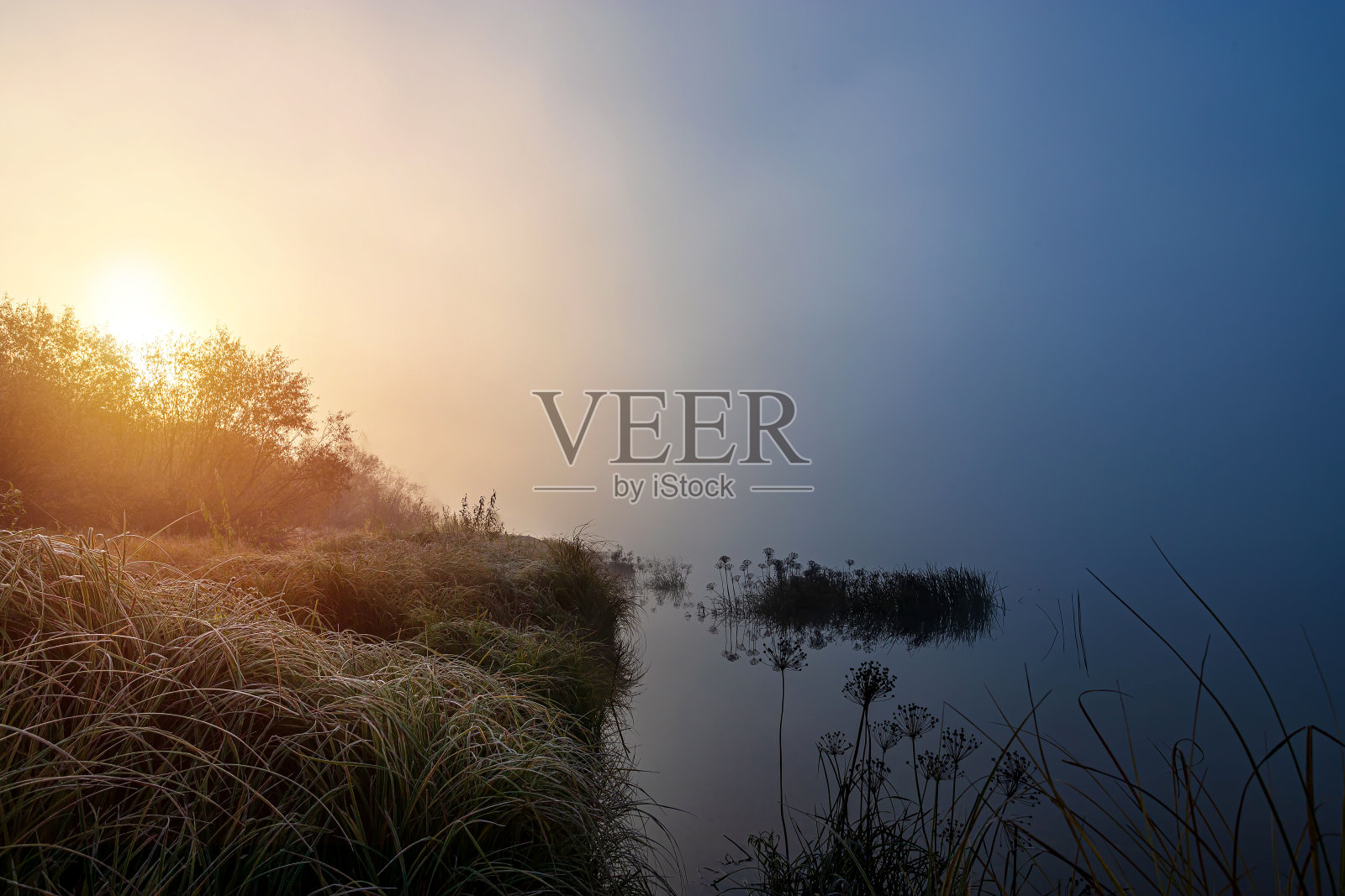 日出时雾蒙蒙的清晨，一条河。照片摄影图片