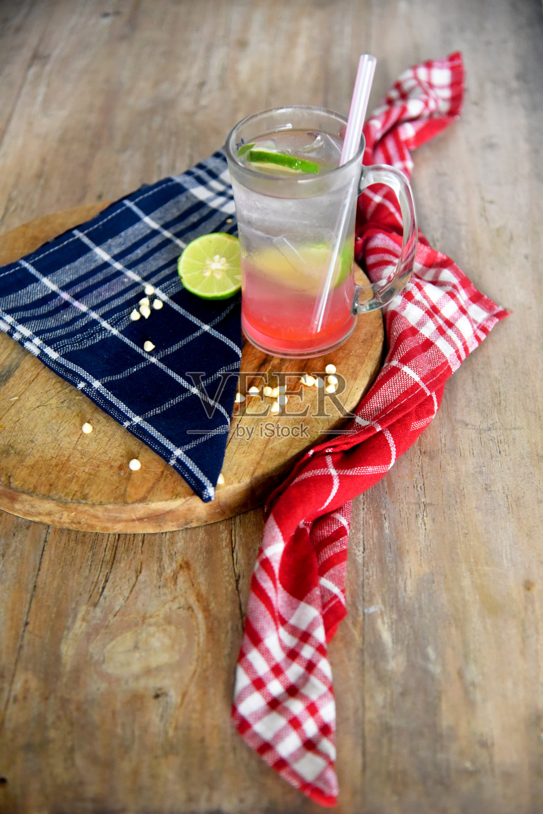 棕色的木桌上放着柠檬冰照片摄影图片