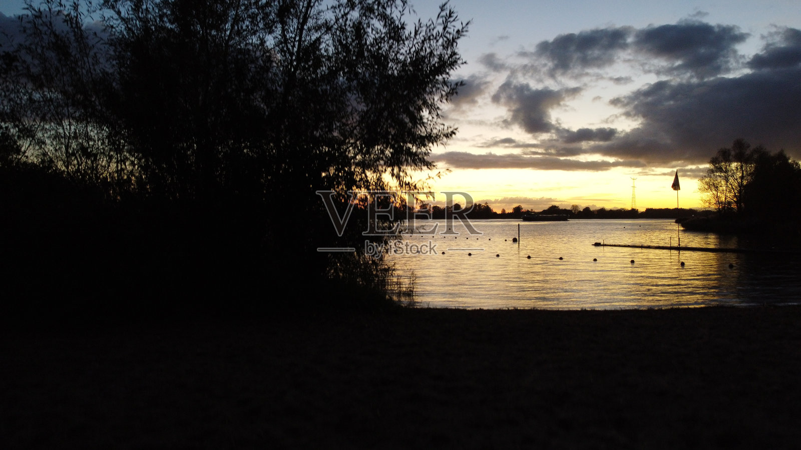 秋天荷兰河边的日落照片摄影图片