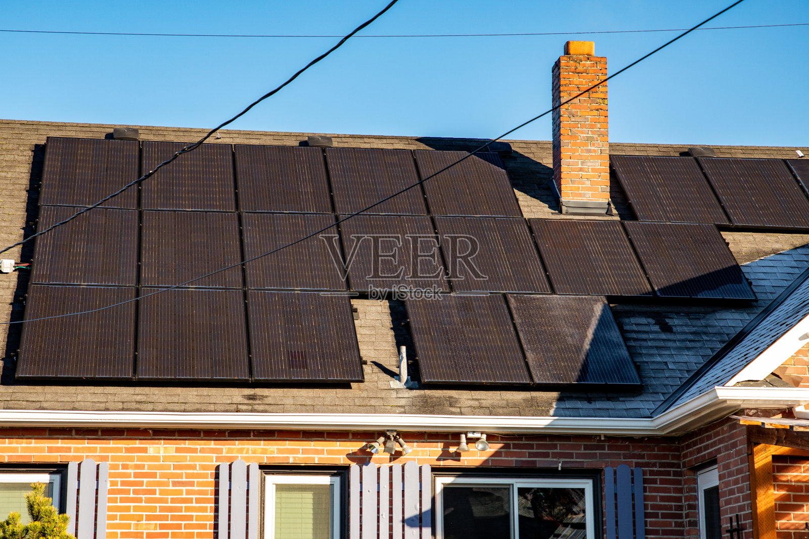 寒冷的秋天早晨，屋顶上的太阳能电池板照片摄影图片
