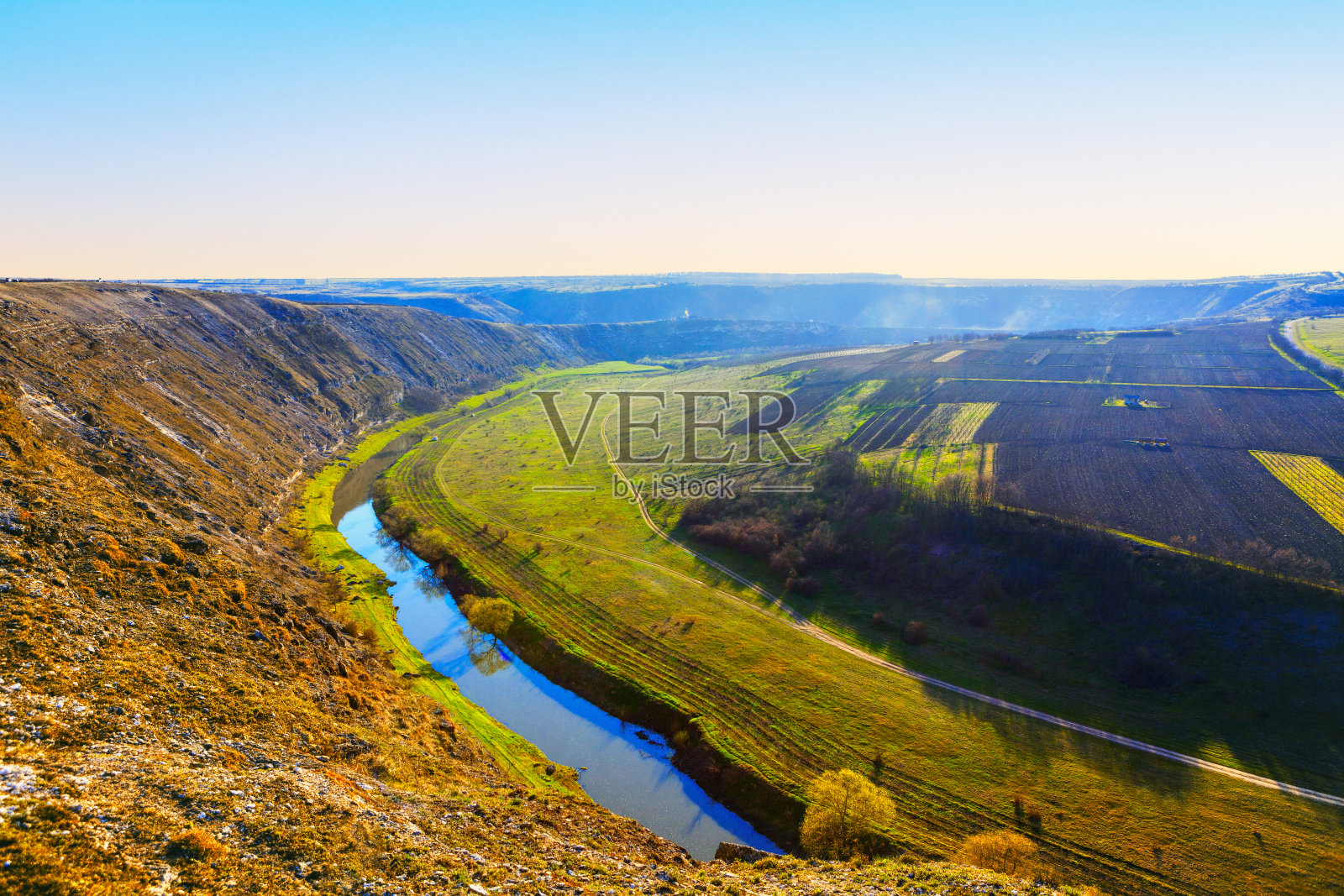鸟瞰河流和山丘照片摄影图片