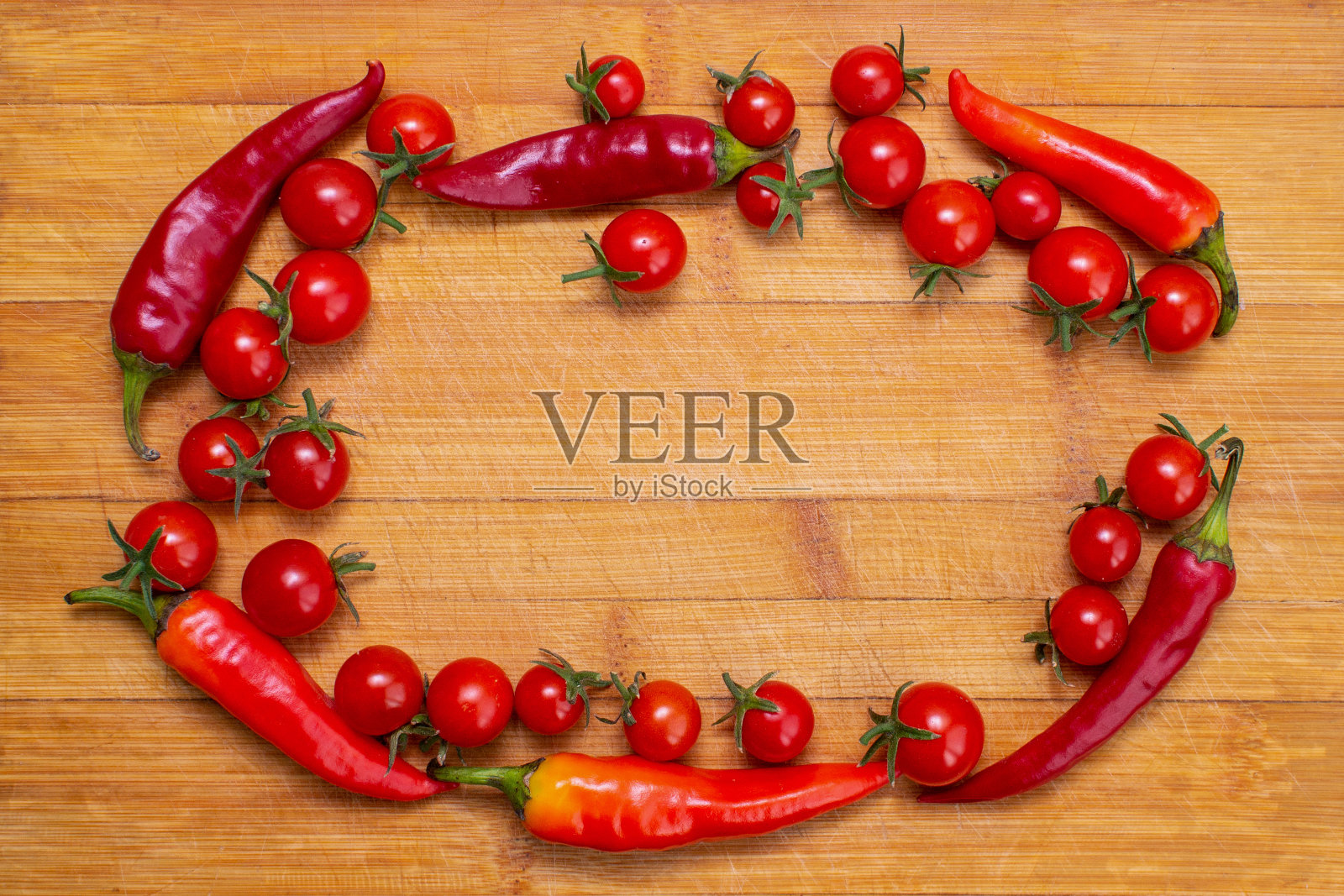 把新鲜蔬菜框在木板上，有地方粘贴。照片摄影图片