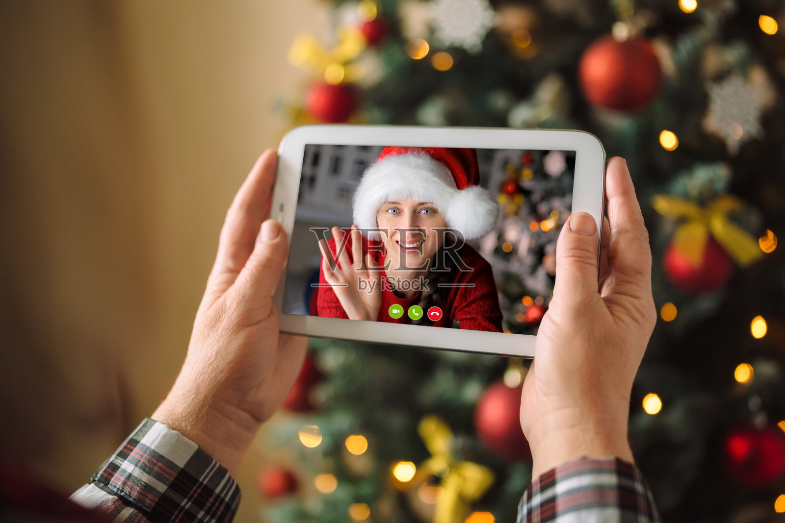 一名资深女性手持数码平板电脑模板，用于圣诞节应用展示或网站推广。照片摄影图片