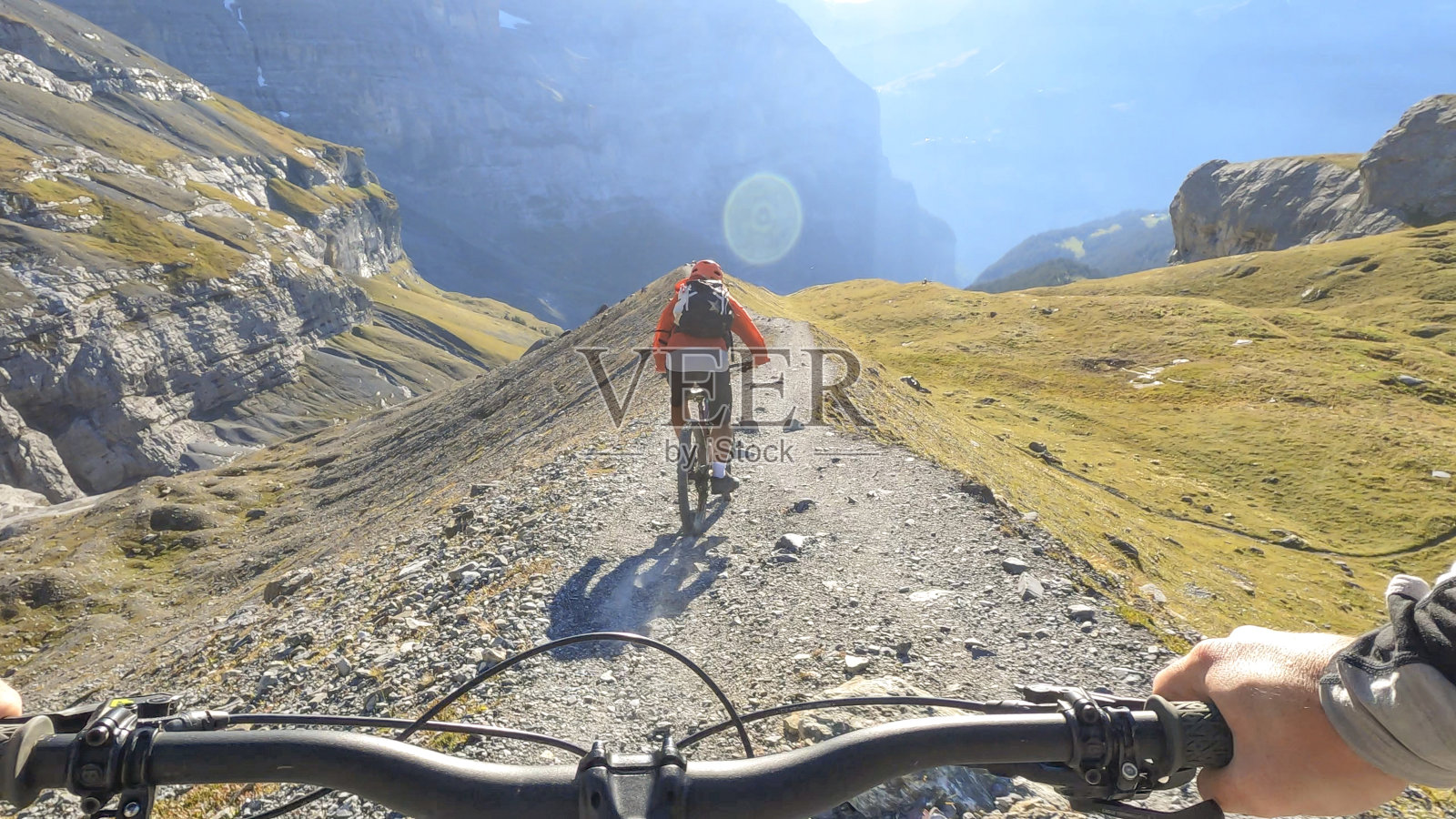 山地自行车手沿着瑞士阿尔卑斯山的小道骑行照片摄影图片