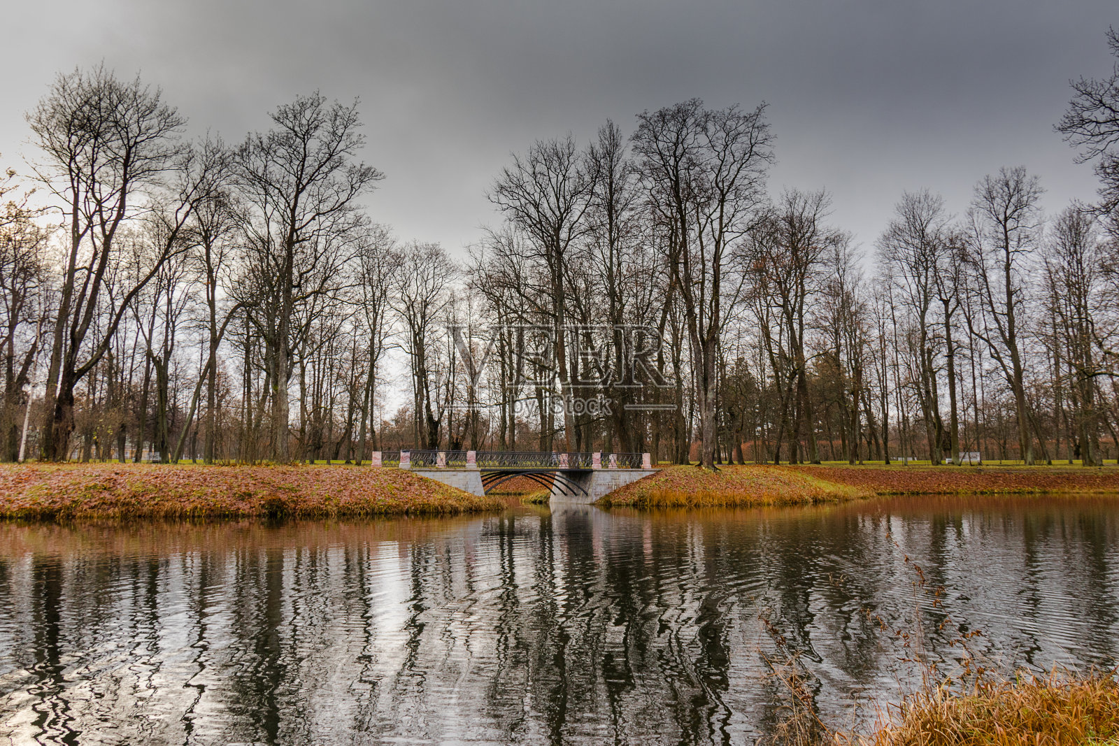 亚历山德罗夫斯基公园秋天多云的天气照片摄影图片