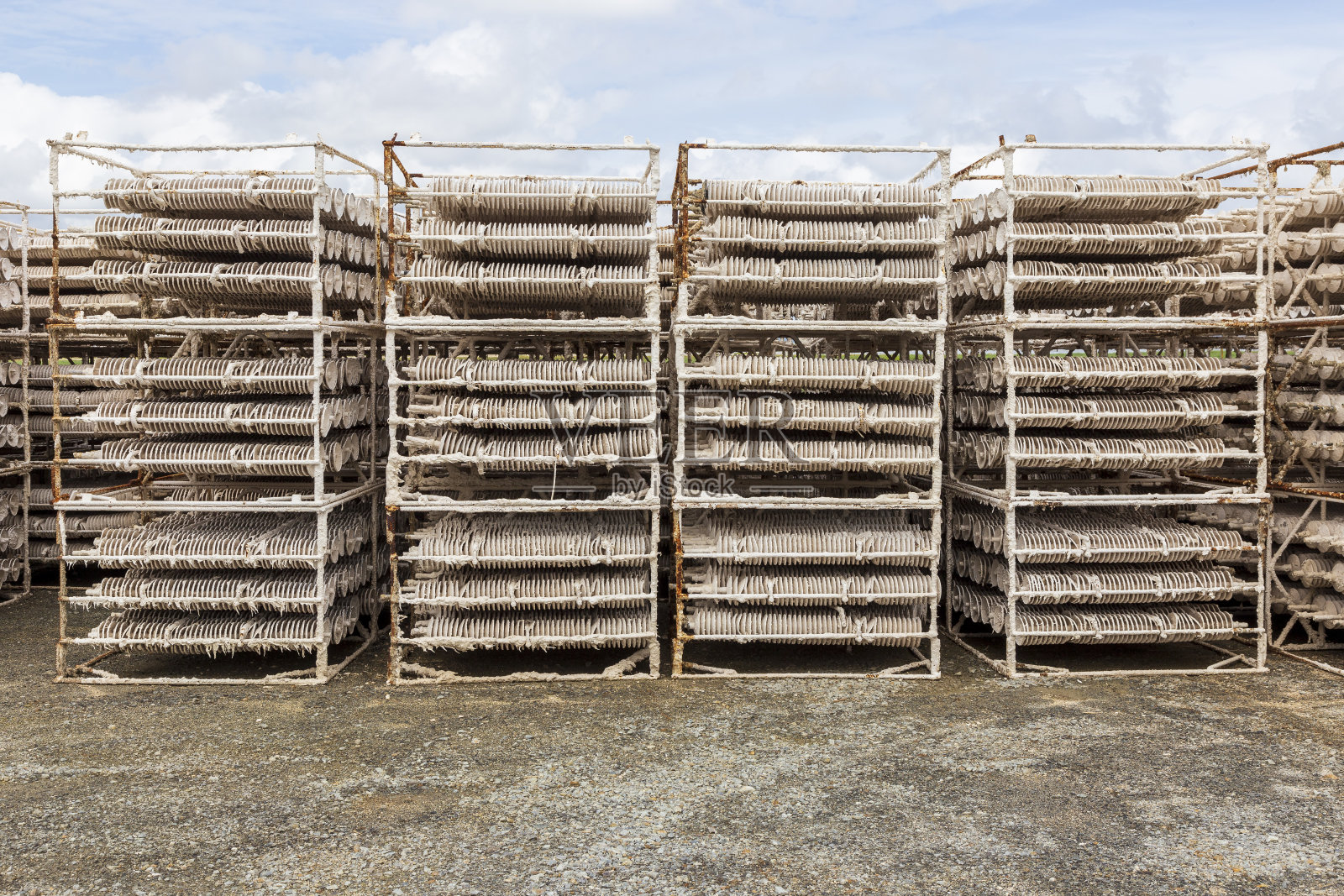 法国布列塔尼的le Vivier sur mer养殖牡蛎和贻贝的设备。照片摄影图片