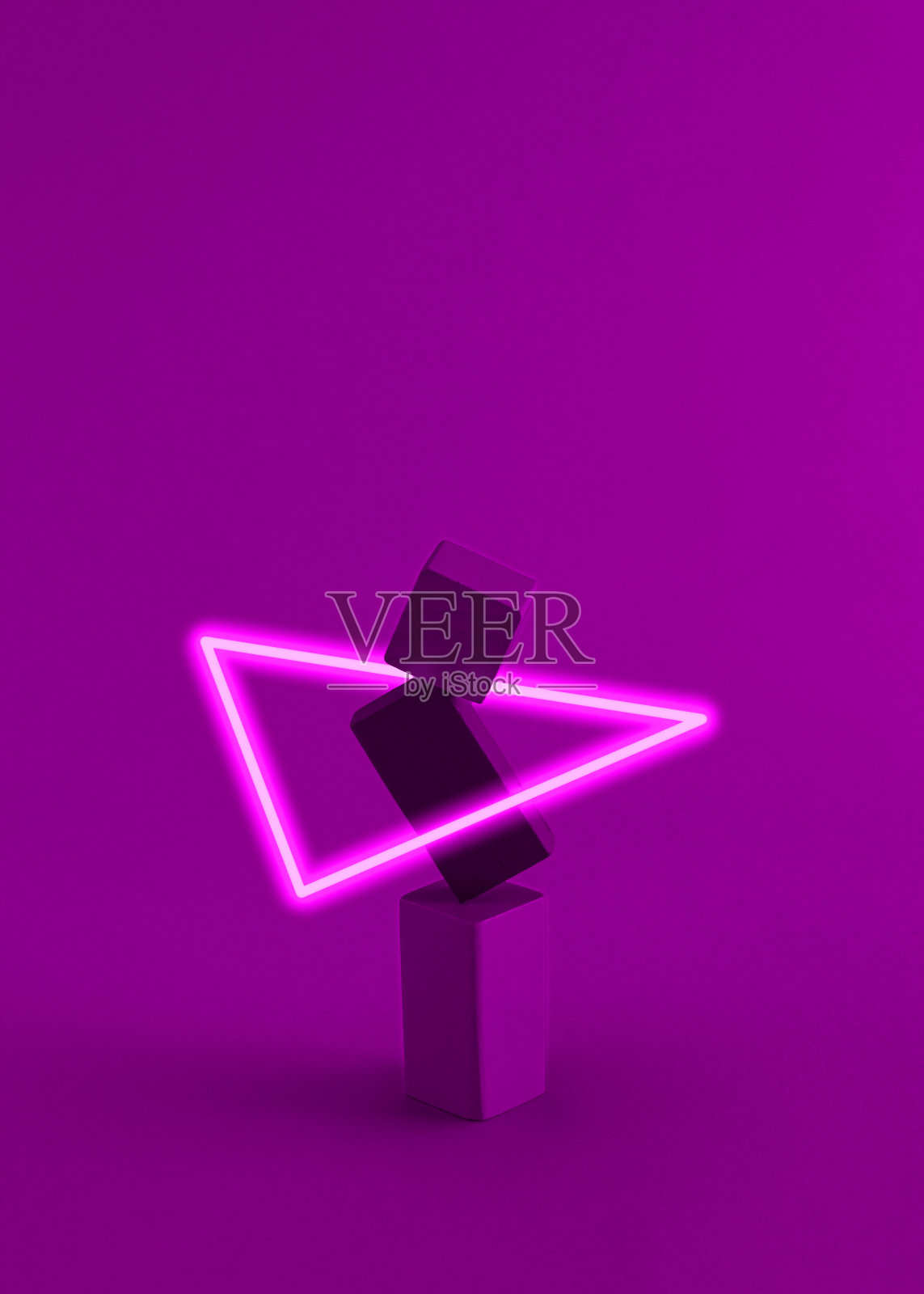 几何三维形状在垂直构图与紫光拍摄。荧光色和未来的灵感。创造性的重力的概念。照片摄影图片