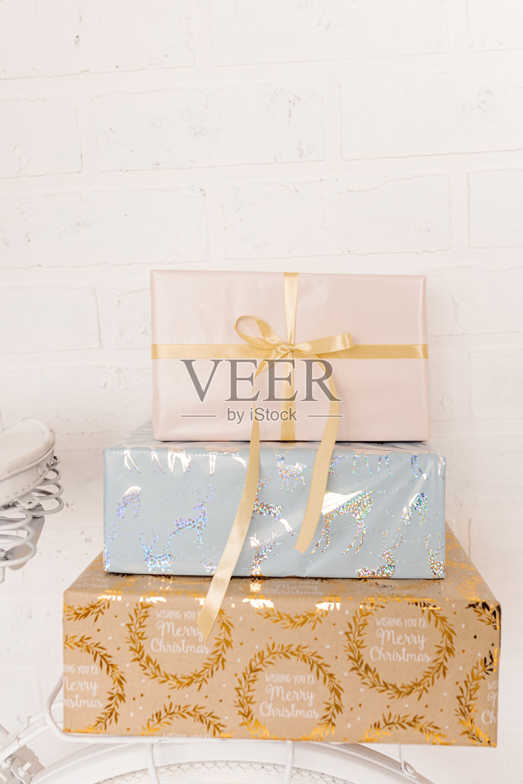 一堆礼品盒，包裹在礼物纸，白色背景，圣诞节的概念。照片摄影图片