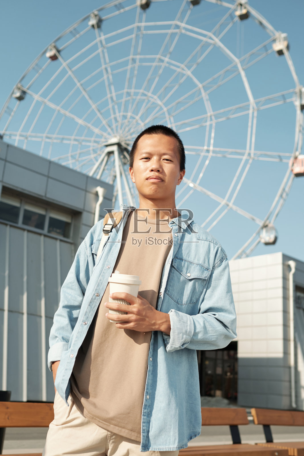 年轻的当代中国商人手里拿着饮料照片摄影图片