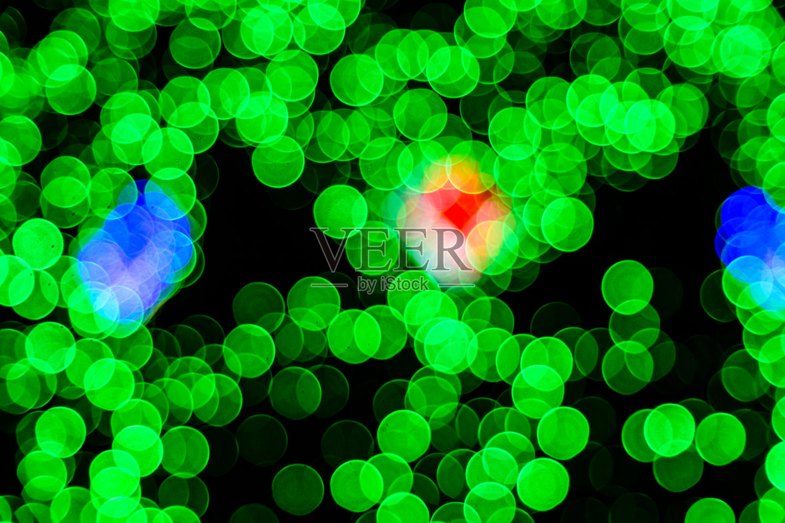 模糊多彩的圣诞彩灯的背景。焦外成像模式照片摄影图片