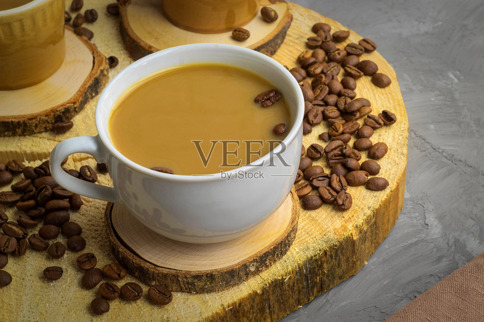 加牛奶和咖啡豆的咖啡照片摄影图片