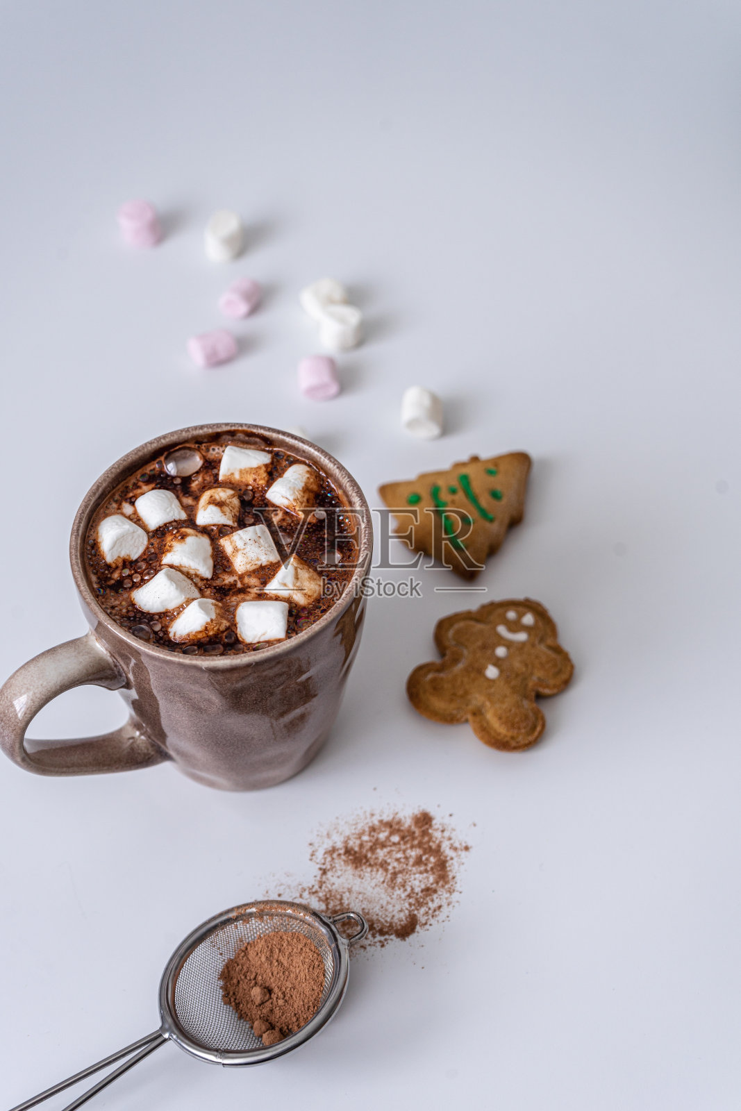 一杯带棉花糖和姜饼的热巧克力照片摄影图片