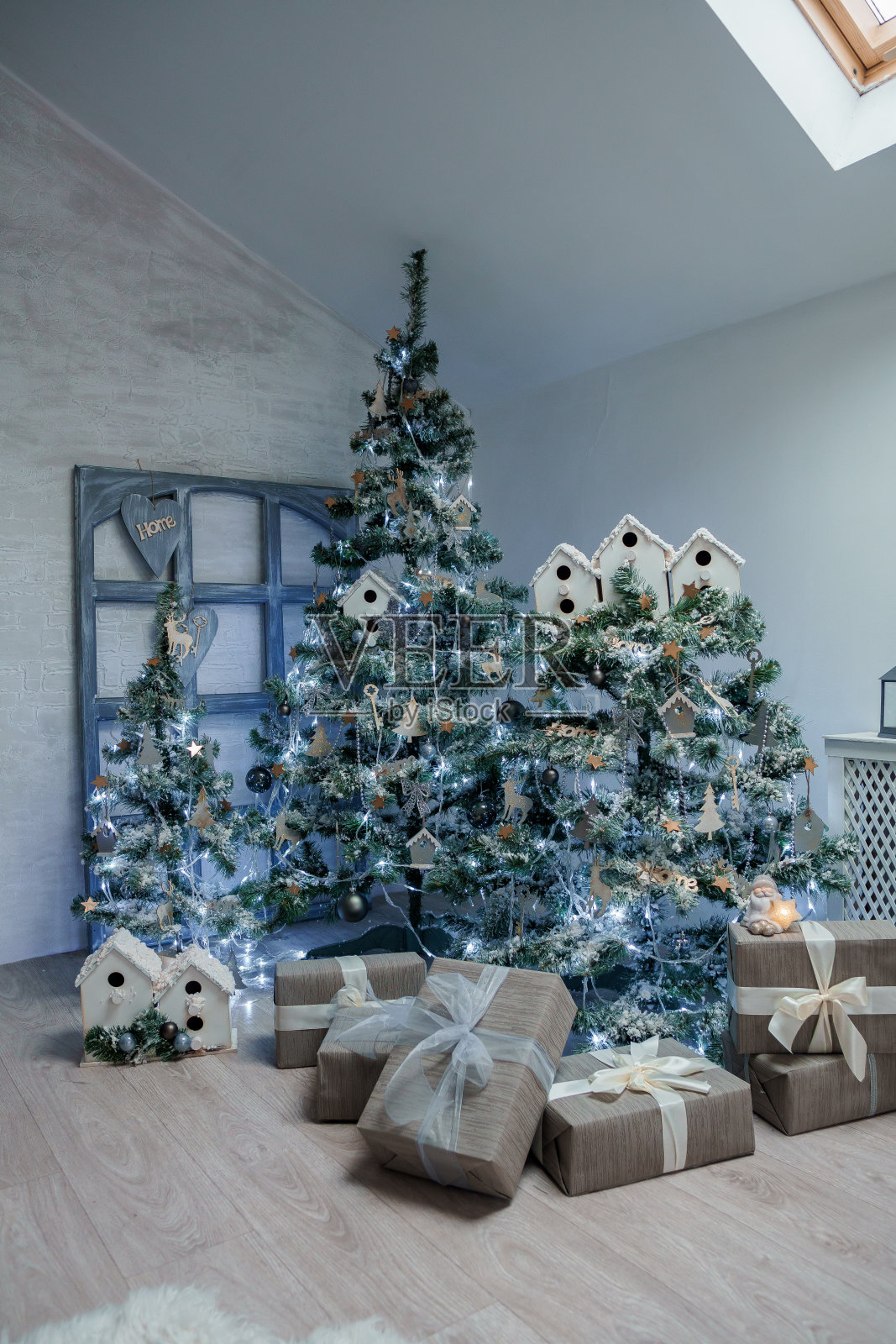 圣诞节和新年假期装饰圣诞树照片摄影图片