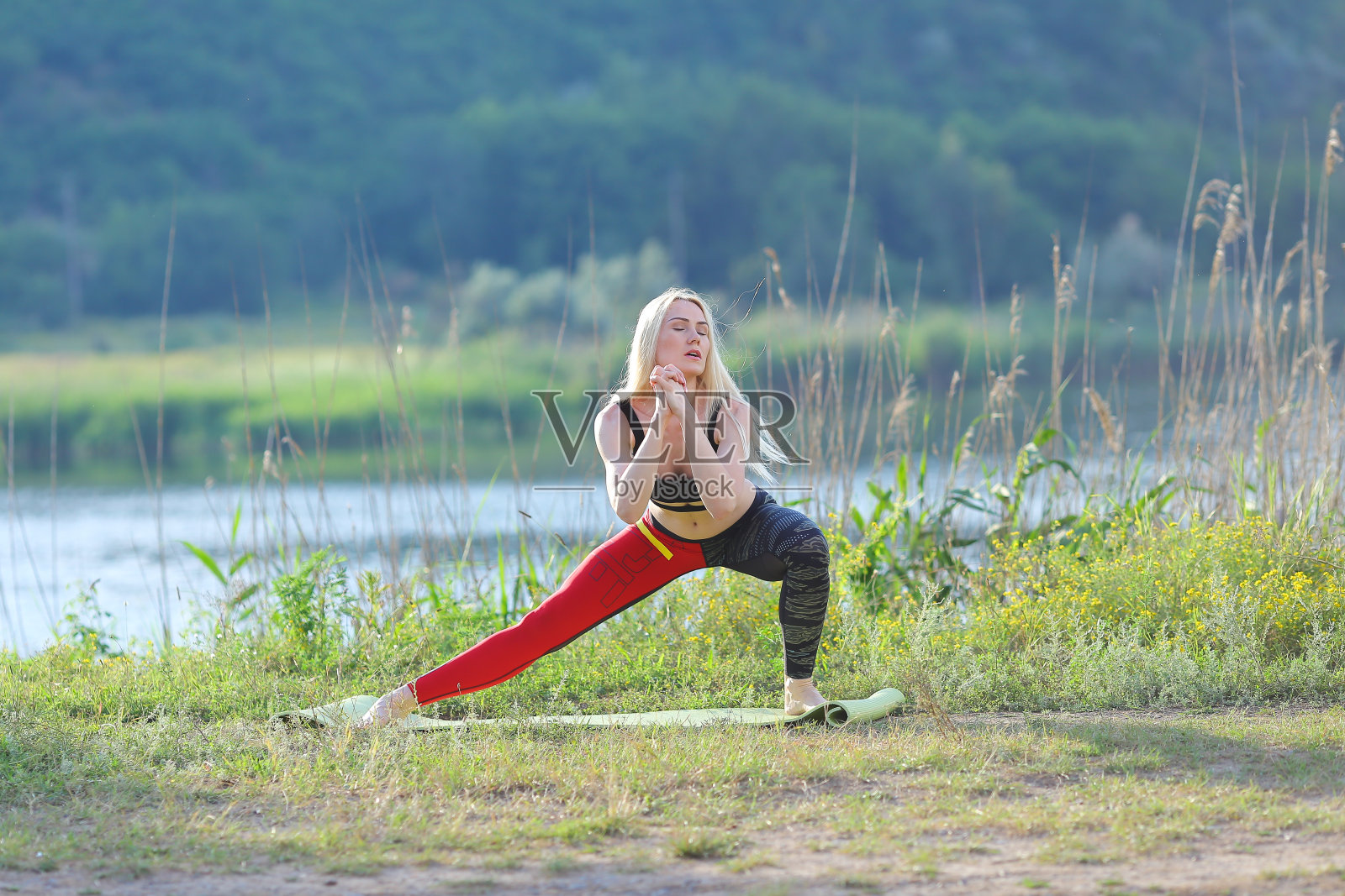 年轻美丽的女人显示press胃锻炼训练穿着上衣照片摄影图片