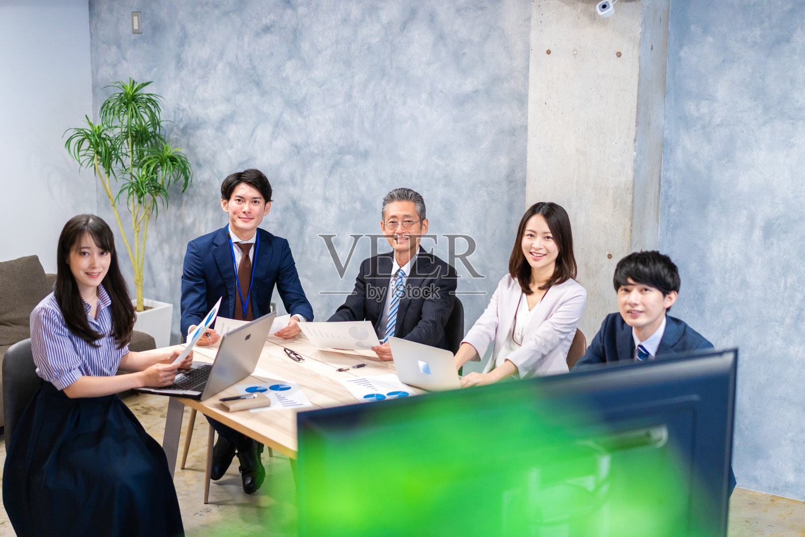 进行远程视频会议的商务人士照片摄影图片