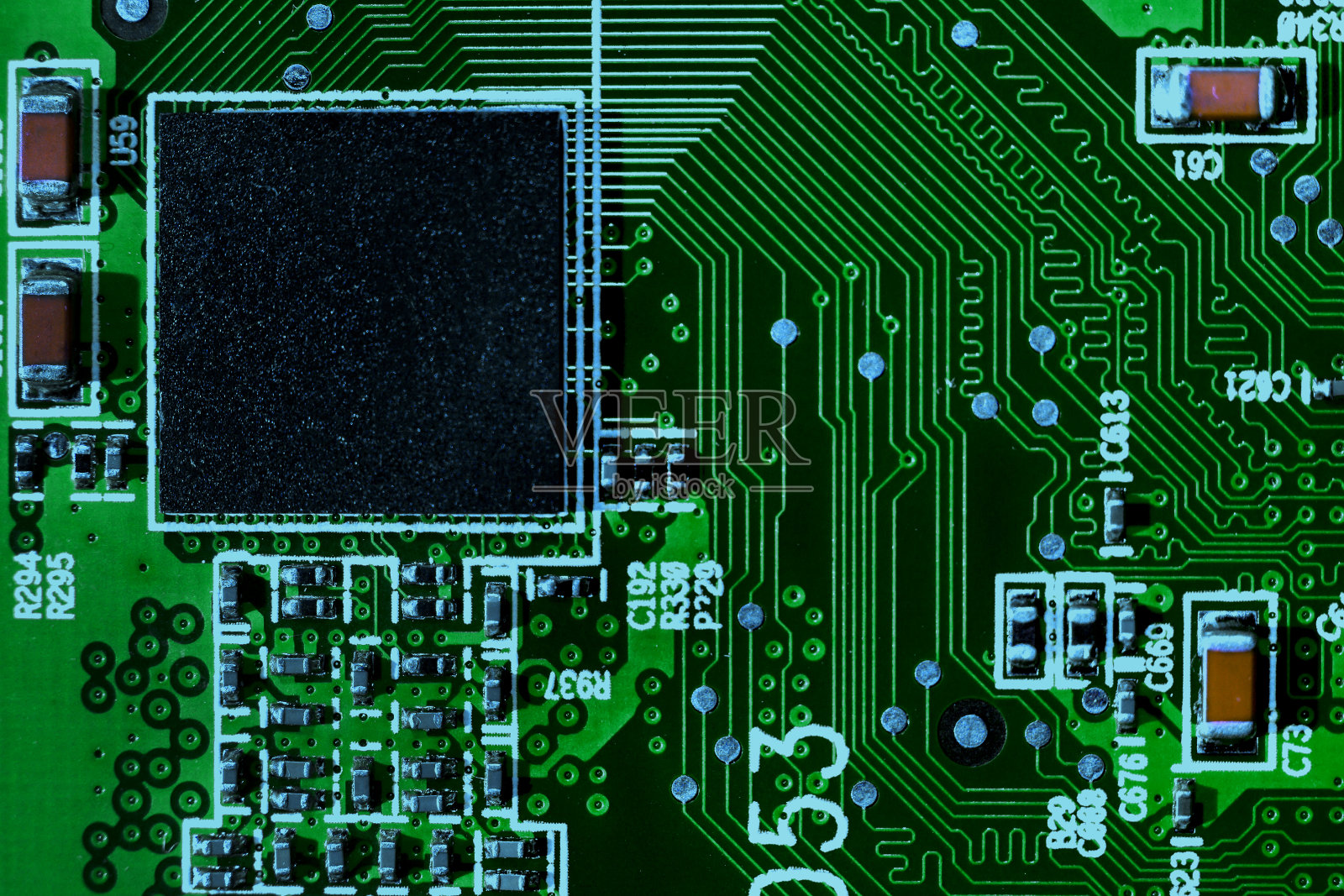 微芯片的微距特写，处理器(CPU)上的蓝色高科技电子印刷电路板(PCB)，电脑主板与元件内的电子设备，一部分视频卡照片摄影图片