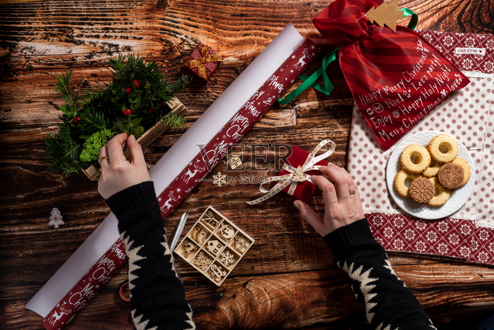 俯视图的妇女的手包装圣诞礼物照片摄影图片