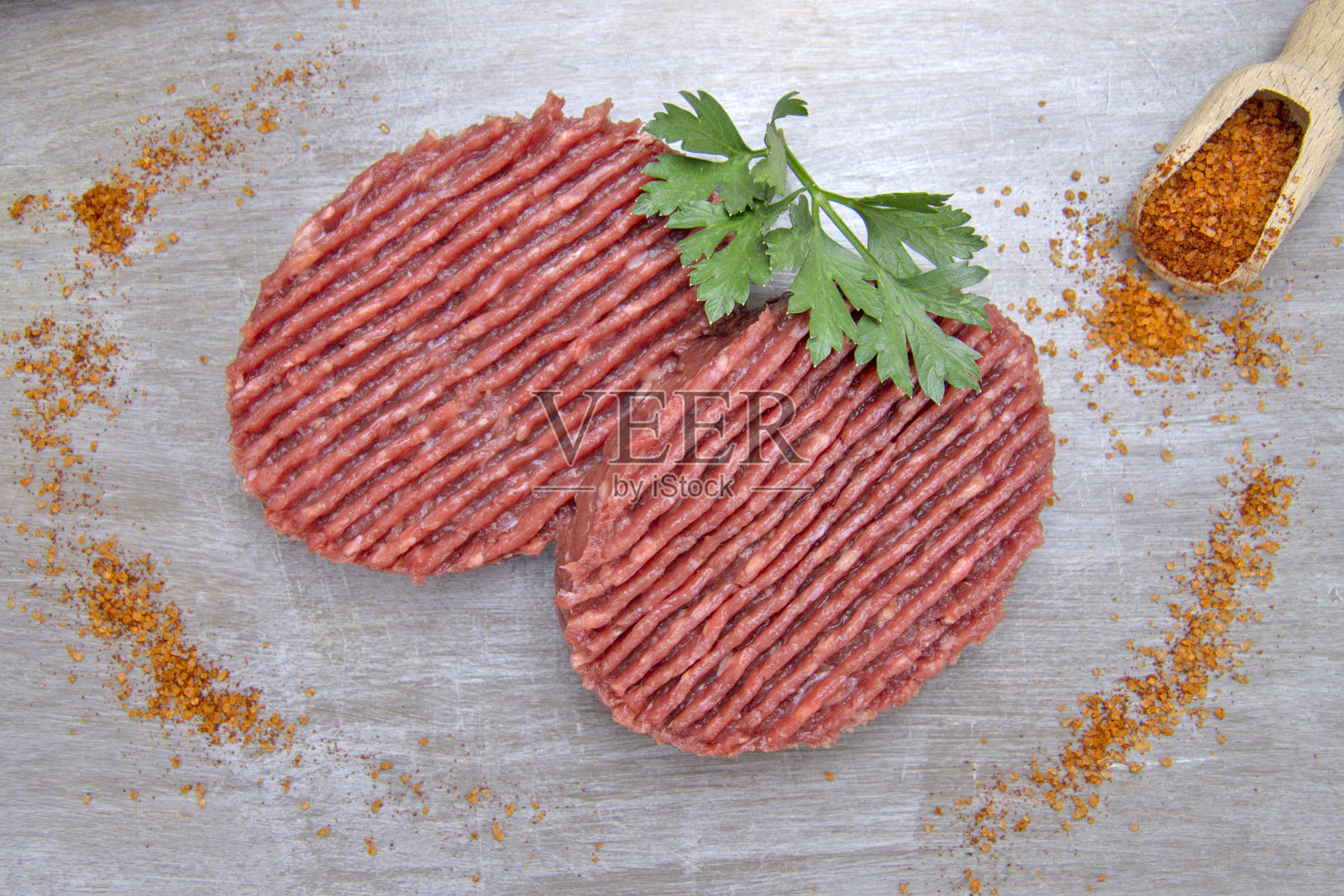 盘子里的生牛排照片摄影图片