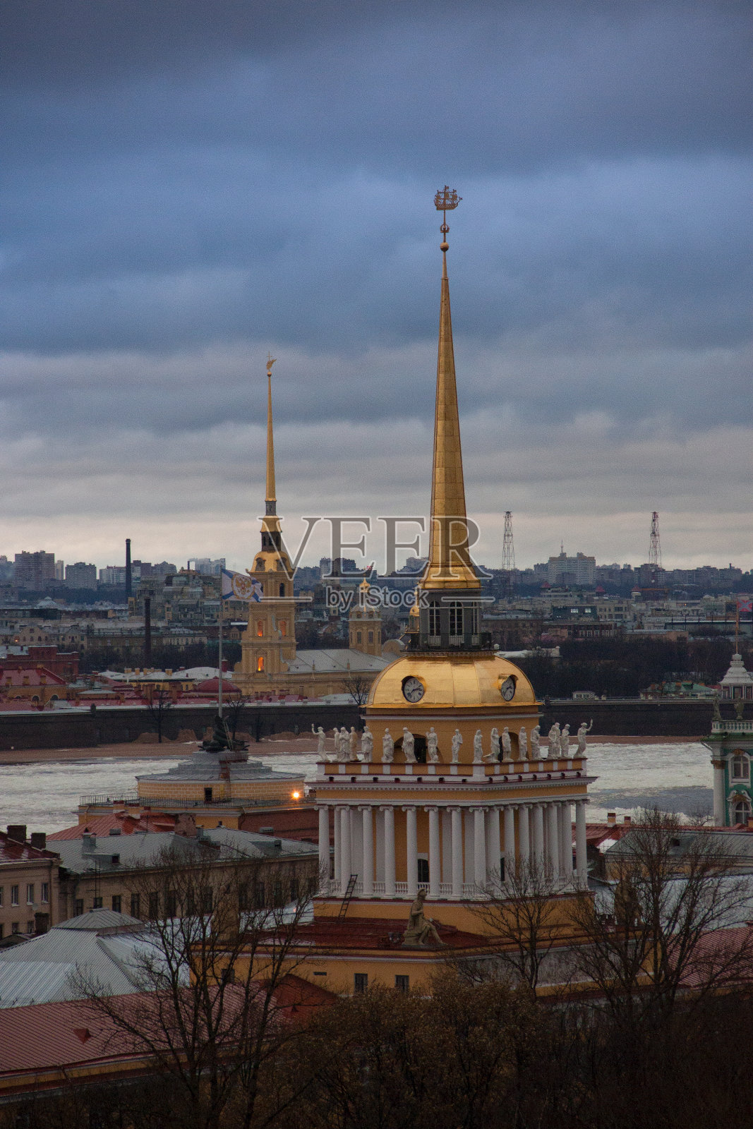俄罗斯教堂的金色屋顶照片摄影图片