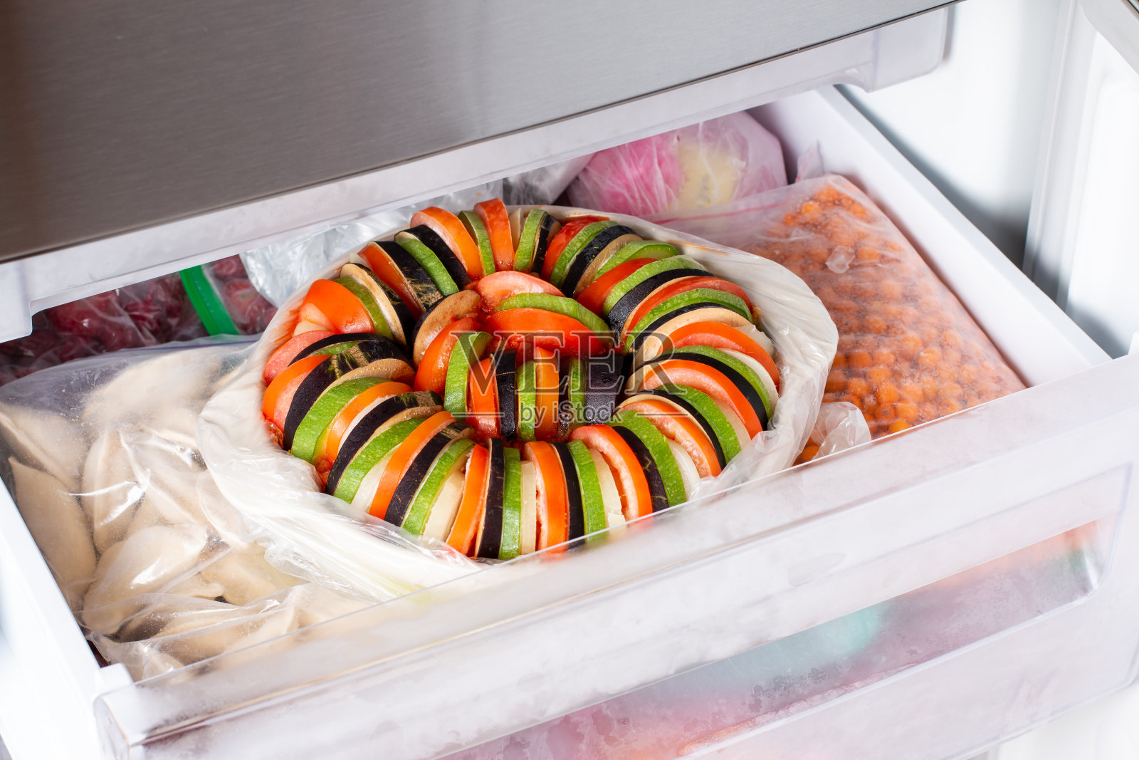 一步一步来做杂烩。木桌上的炖菜。普罗旺斯蔬菜菜。炖菜的腿。冷冻食品照片摄影图片