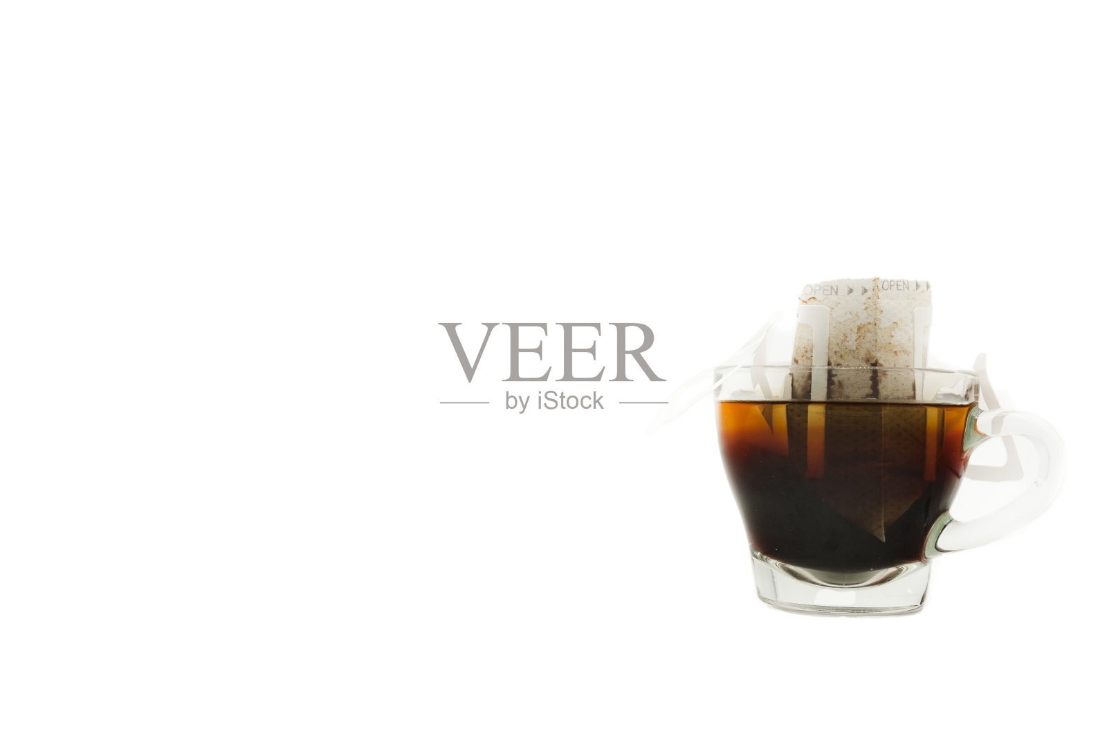 用袋过滤纸准备，耳朵贴在杯子的边缘照片摄影图片