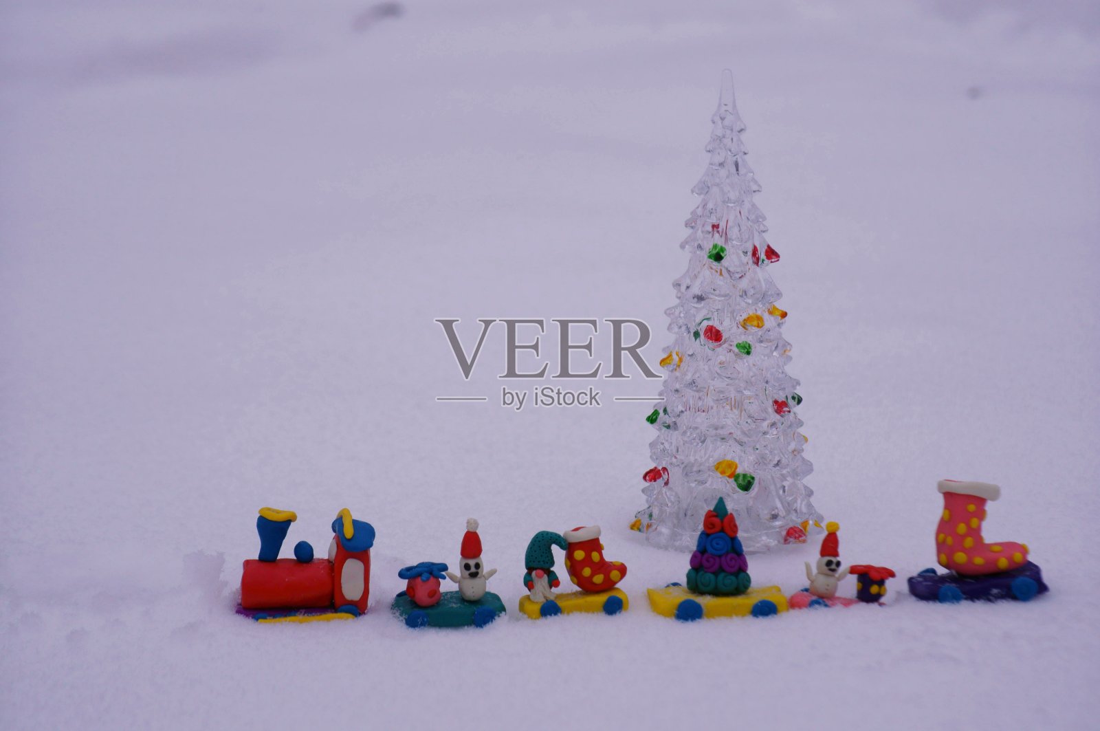 橡皮泥做的圣诞火车和圣诞玩具。照片摄影图片