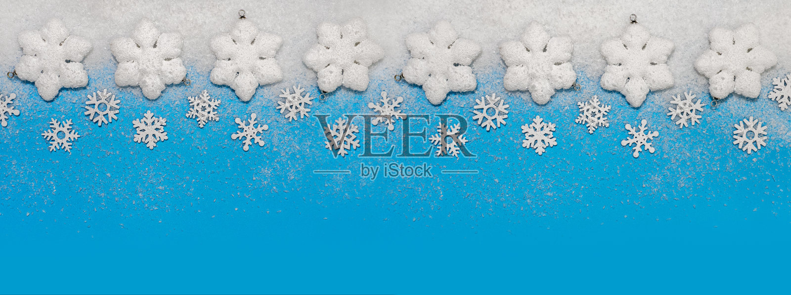 圣诞节的背景。白色装饰圣诞球和雪花在软雪，复制空间，为文本的地方照片摄影图片