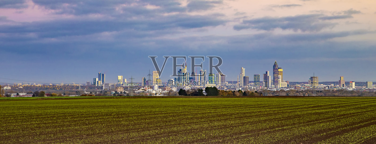 法兰克福的天际线在夜晚与摩天大楼照片摄影图片