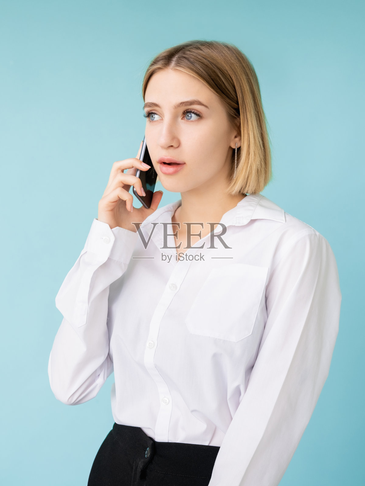 震惊新闻高雅女子办公室八卦手机照片摄影图片