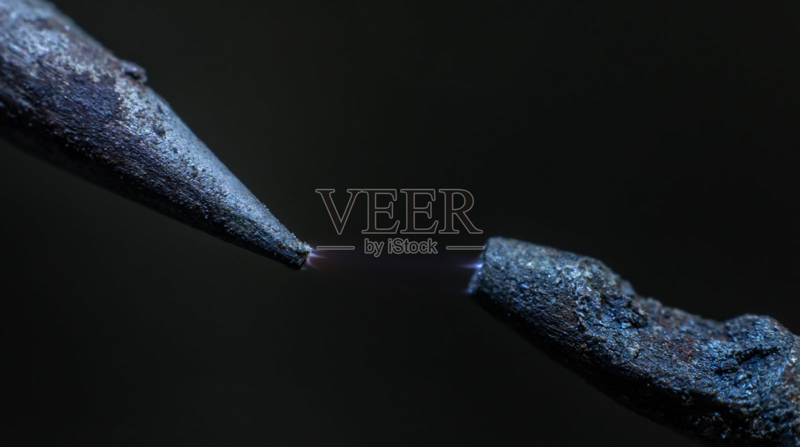 近距离的电缆与发光的闪电。微距镜头照片摄影图片