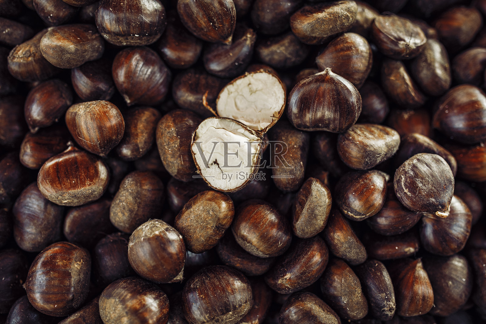 未剥皮的生板栗照片摄影图片