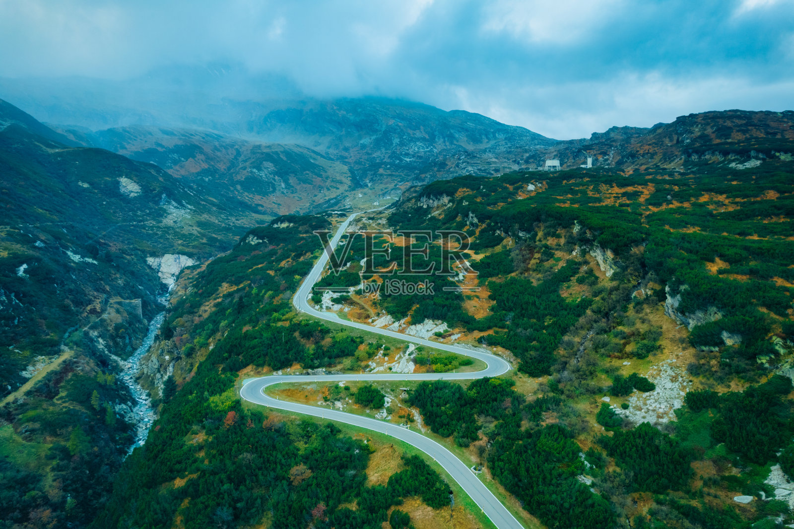 圣贝纳迪诺公路在阿尔卑斯山，瑞士照片摄影图片