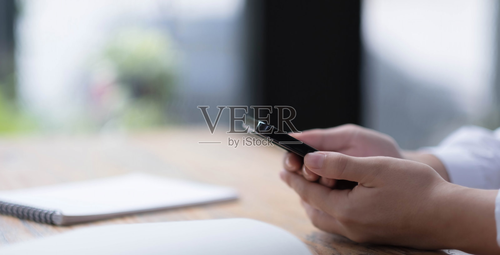 靠近女孩手指在屏幕上智能手机模糊背景文本移动，模拟闪光街道，内容生活方式照片摄影图片