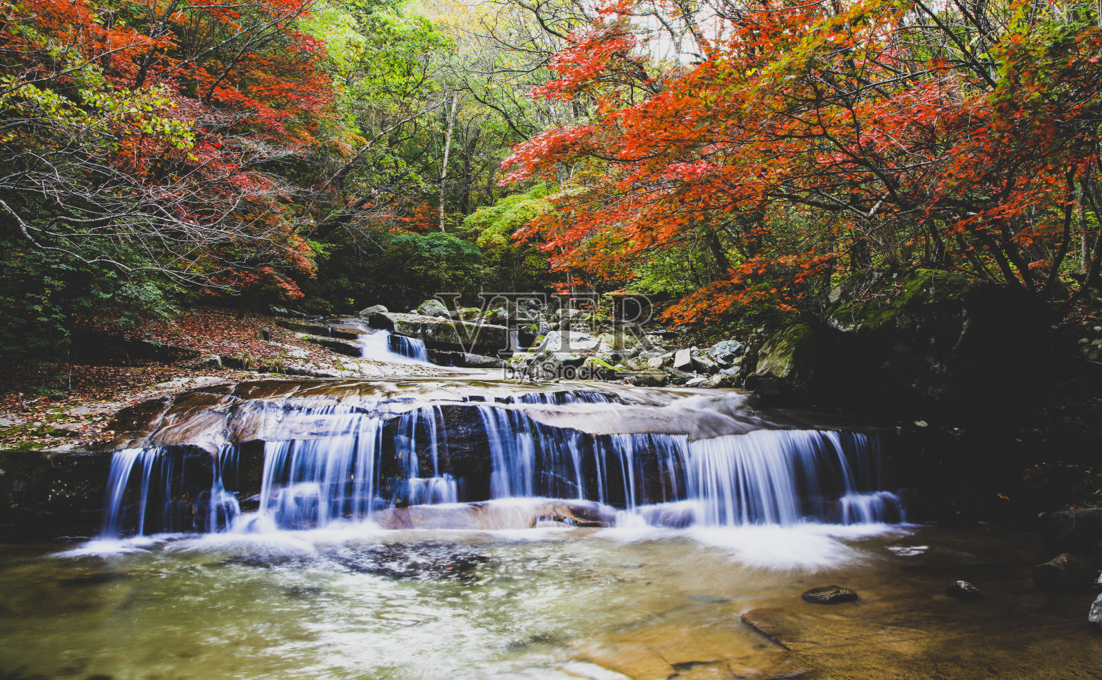 美丽的瀑布和银丹瀑布山谷的秋天树叶在帮台山自然休闲森林照片摄影图片
