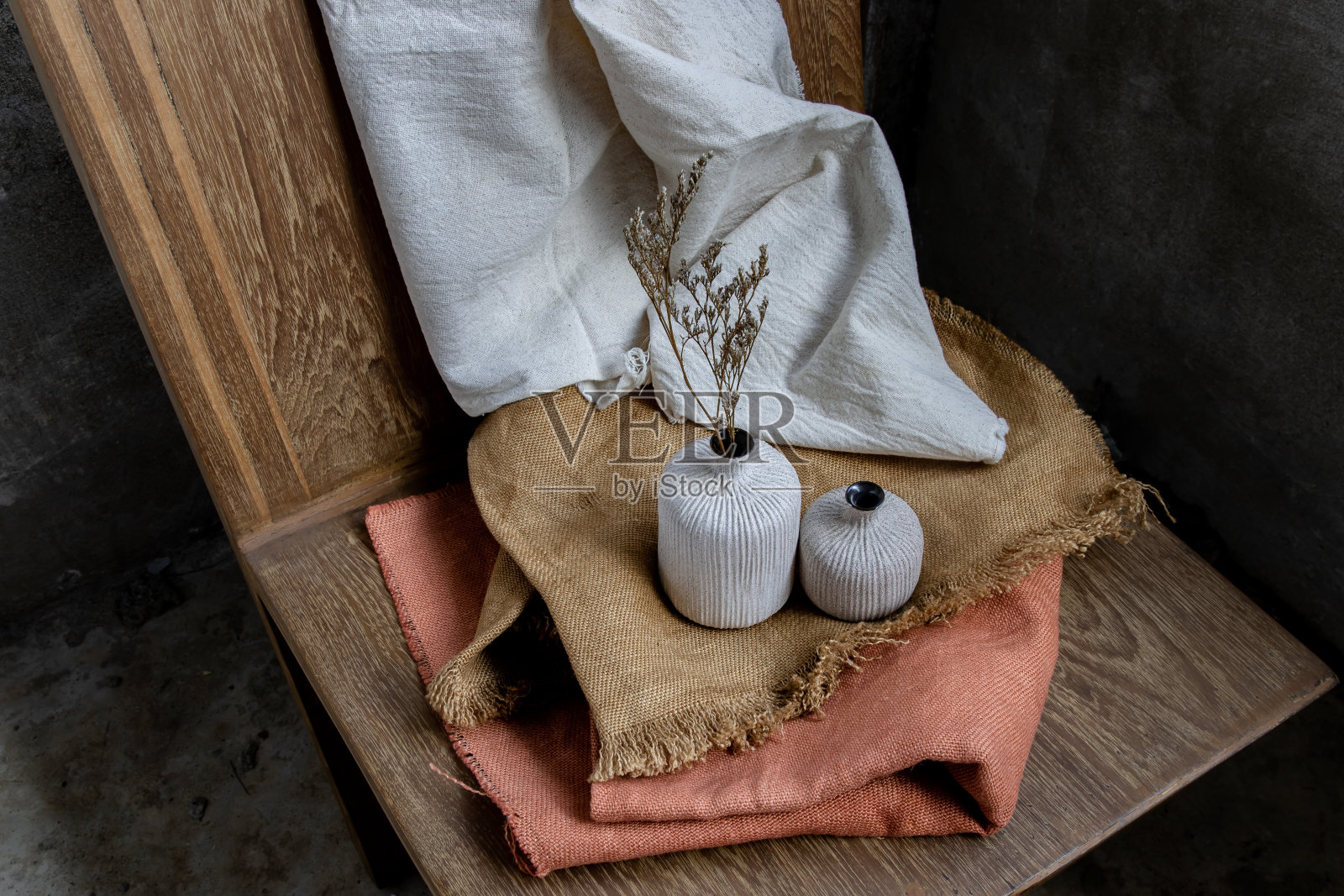 手工制作的木椅双层陶瓷花瓶。照片摄影图片