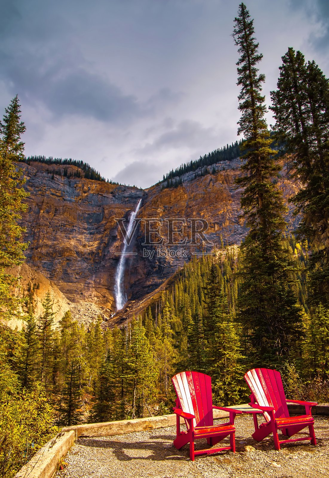 塔卡考瀑布的红色阿迪朗达克椅子照片摄影图片